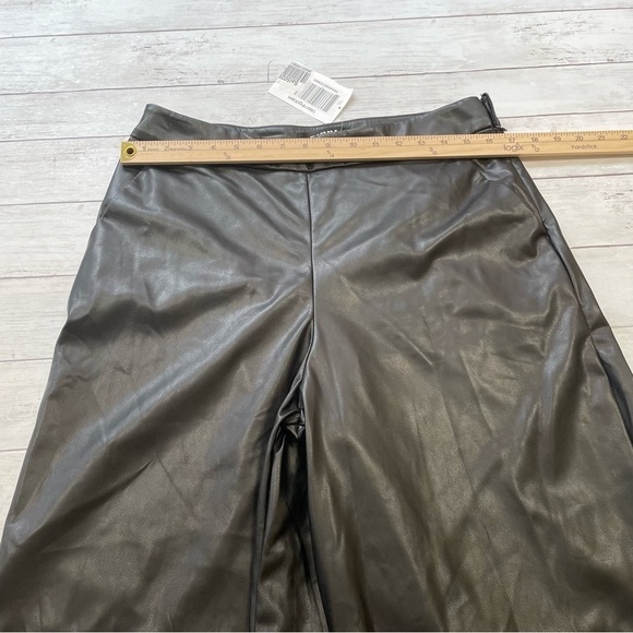 DKNY
Faux Leather Cropped Wide Leg Pants Size 12 - Picture 6 of 6